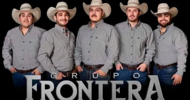 Fotografía de la banda musical Grupo Forntera, todos sus integrantes se encuentran vistiendo sombrero y camisas grices.