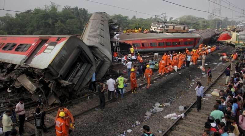 fotografía de accidente de trenes que dejó más de 290 personas fallecidas