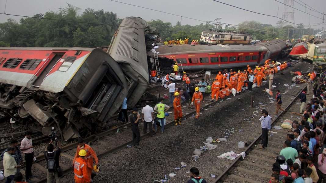 fotografía de accidente de trenes que dejó más de 290 personas fallecidas