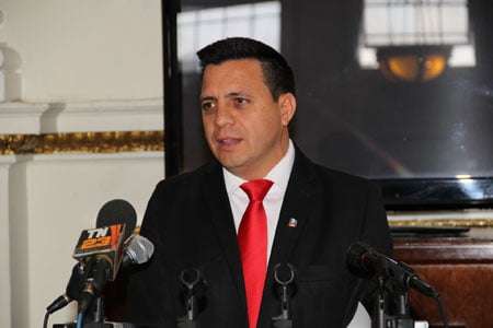 Fotografía del diputado Nery Rodas con traje y corbata roja.