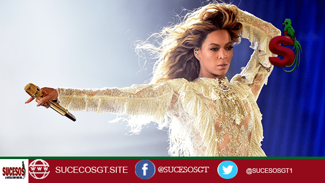Beyoncé foto en un concierto con vestido blanco.