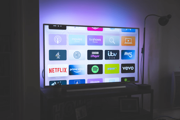 una tecnología Smart Tv encendida