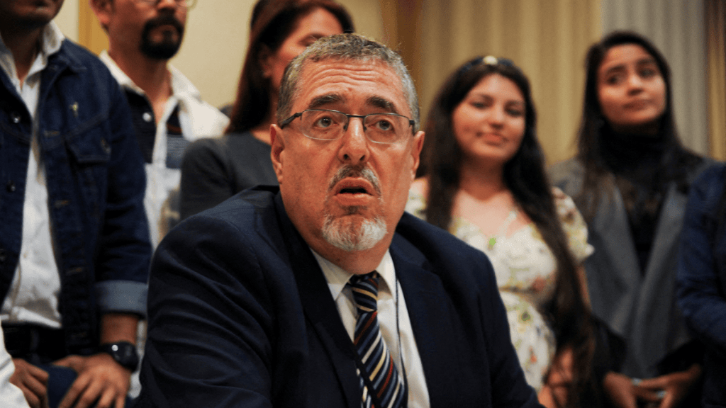 Bernardo Arévalo ofreció 10 millones a diputados por voto 1 fotografía del pusilánime Bernardo Arévalo de León
