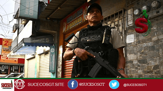 Fotografía de un policía durante la brutal masacre en ecuador.