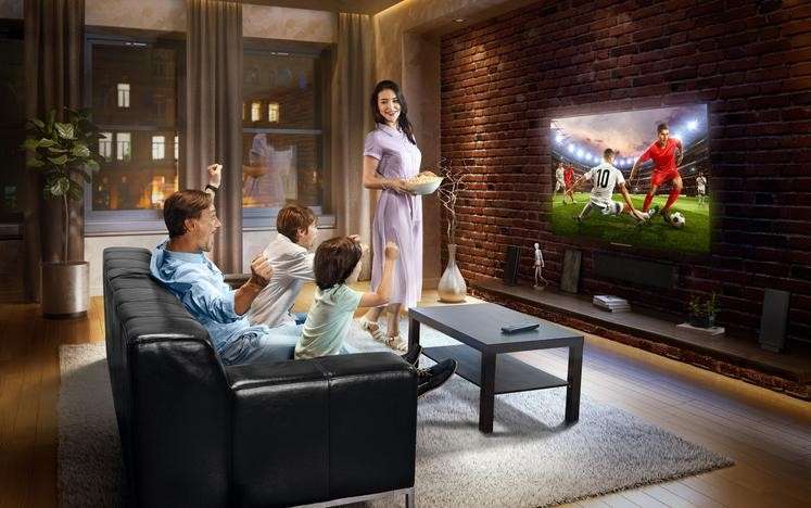 Cómo se miden las pulgadas de un televisor 1 Una familia aprendiendo cómo se miden las pulgadas de un televiso.