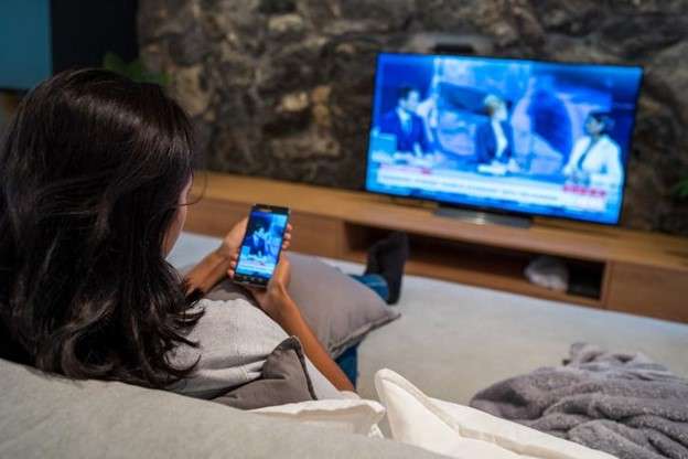tv 3 Conectar tu teléfono a la televisión es una excelente manera de disfrutar contenido multimedia en una pantalla más grande. Si te preguntas cómo conectar mi teléfono a la TV de manera sencilla, en esta nota te mostraremos los pasos específicos según el modelo de tu televisor, como LG, Samsung y RCA.