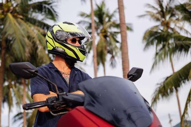 fotografía de una persona usando un casco para moto