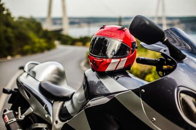 ¿Cuál es el mejor casco para moto? Encuentra la protección ideal para cada viaje 3 un casco para moto rojo sobre una moto