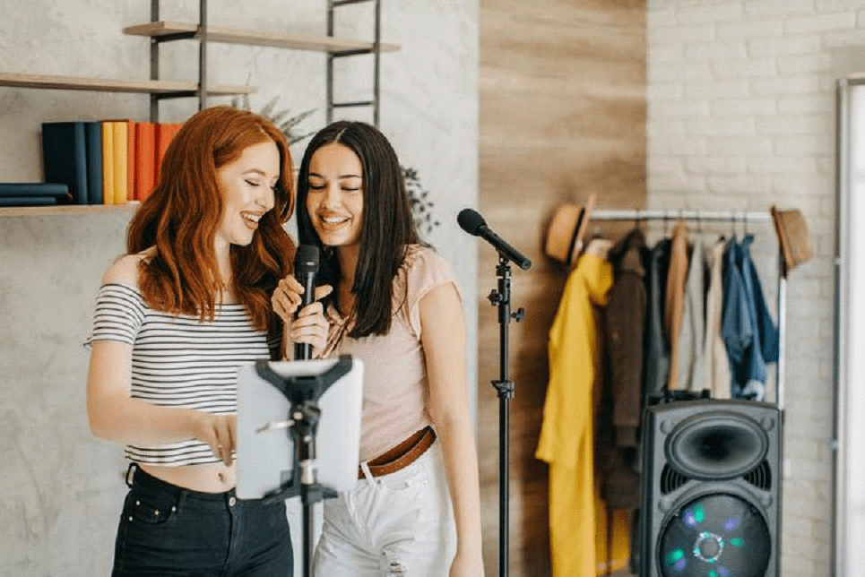 Cómo saber la potencia de un equipo de sonido y elegir el adecuado 1 equipo de sonido 1 Muchos usuarios se preguntan cómo saber la potencia de un equipo de sonido, ya que esta especificación influye en el volumen y el rendimiento del sistema. Este factor también determina la calidad del audio y la fidelidad de la reproducción. Comprenderlo te ayudará a hacer una compra informada y aprovechar al máximo tu sistema de sonido.