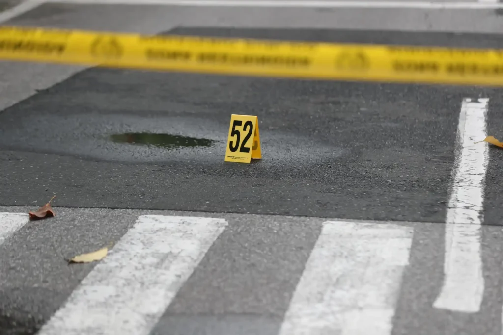 Masacre en funeraria: más de 50 casquillos quedaron regados en dos cuadras tras brutal ataque en zona 1 2 INDICIOS POR MASACRE EN FUNERARIA La mañana del miércoles 30 de julio, la magnitud de la masacre se hizo evidente: calles cerradas, manchas de sangre y más de 50 casquillos de bala dispersos en al menos dos cuadras a la redonda.