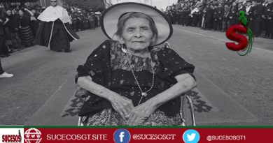 Fotografía de la abuela Victoria Tot Paz usando un traje típico en silla de ruedas.