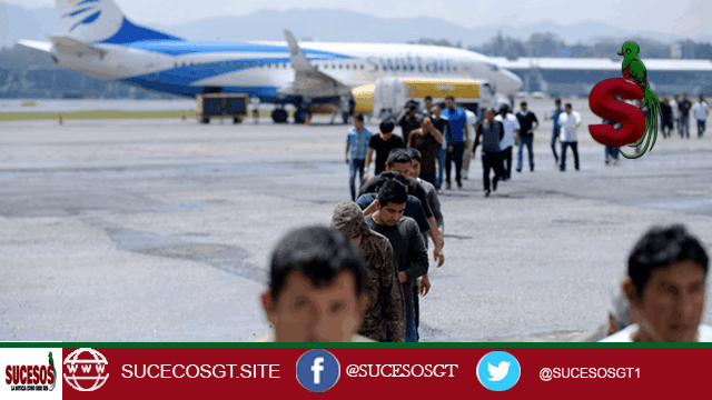 Migrantes bajando de un vuelo de deportacion
