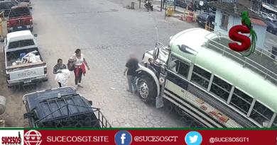 peaton es atropellado Impactante atropello de peatón en Antigua Guatemala queda grabado en video.Un video compartido por la Policía Municipal de Tránsito (PMT) de Antigua Guatemala ha generado indignación y preocupación en redes sociales, luego de que captara el momento exacto en que un bus extraurbano arrolla a un peatón en plena vía pública.