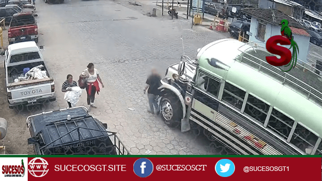 Impactante video: Peatón es brutalmente atropellado por bus extraurbano en Antigua Guatemala 1 peaton es atropellado Impactante atropello de peatón en Antigua Guatemala queda grabado en video.Un video compartido por la Policía Municipal de Tránsito (PMT) de Antigua Guatemala ha generado indignación y preocupación en redes sociales, luego de que captara el momento exacto en que un bus extraurbano arrolla a un peatón en plena vía pública.