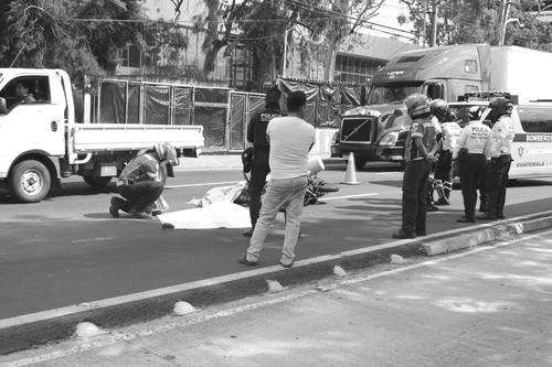 Impactante accidente en la Aguilar Batres: motorista pierde la vida tras quedar atrapado entre dos vehículos 1 Impactante accidente en Aguilar Batres en blanco y negro