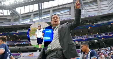 Luis fernando Tena técnico de Guatemala celebrando