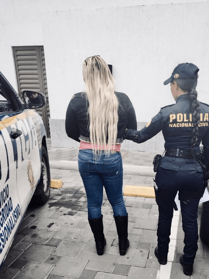 Maria Marta Castaneda La Policía Nacional Civil (PNC) confirmó este miércoles 27 de agosto de 2025 la captura de María Marta Castañeda Torres, sobrina de la excandidata presidencial Sandra Torres, en Antigua Guatemala, Sacatepéquez. La detenida está señalada como operadora de Aldo Dupie Ochoa Mejía, alias “El Lobo”, uno de los cabecillas del Barrio 18, recientemente trasladado al Centro de Detención Renovación I en Escuintla. El Ministro de Gobernación, Francisco Jiménez, calificó la detención como un golpe estratégico contra las pandillas y un avance en la lucha contra el crimen organizado en Guatemala.
