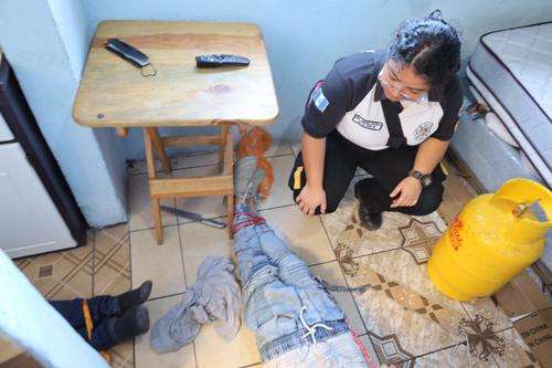 Santa muerte 2 Una escena escalofriante fue descubierta este jueves en una vivienda ubicada en la manzana C, lote 1, zona 12 de Villa Nueva, donde fueron localizados dos cuerpos sin vida, atados de pies y manos, junto a un altar de la Santa Muerte.
