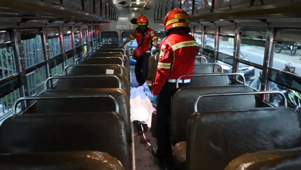 Ataque directo en bus de zona 10 deja un muerto y un herido: PNC avanza en investigación del violento tiroteo 1 ataque directo en bus extraurbano en zona 10
