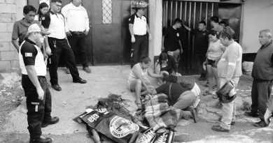 fotografía en blanco y negro de ataque armado en Villa Nueva