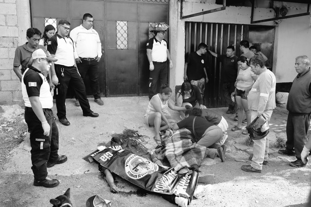 fotografía en blanco y negro de ataque armado en Villa Nueva
