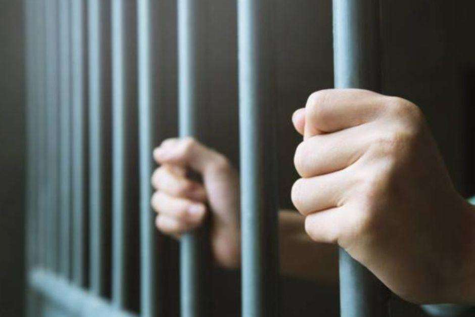 40 años de prisión para hombre que asesinó durante un velorio en Mazatenango 1 condenado 40 anos Escuintla, 5 de agosto de 2025 – El Tribunal de Sentencia Penal de Escuintla impuso una condena de 40 años de prisión inconmutables contra Mike P., hallado culpable del delito de asesinato durante un violento ataque registrado en un velorio en Mazatenango.