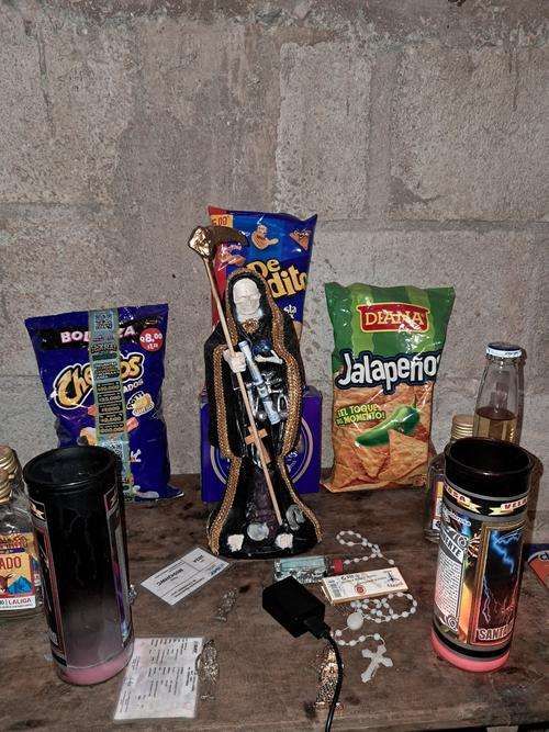 Descubren escondite de pandillas en Jutiapa: incautan drogas, armas y altares a la Santa Muerte 2 santa muerte altar La División Nacional contra el Desarrollo Criminal de las Pandillas (DIPANDA) logró un fuerte golpe contra estructuras criminales en Jutiapa tras realizar allanamientos en la colonia Cerro de la Cruz.