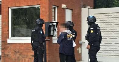 Agentes de la PNC y fiscales del Ministerio Público investigando un secuestro en Villa Canales