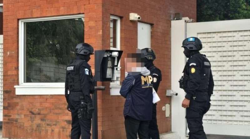Agentes de la PNC y fiscales del Ministerio Público investigando un secuestro en Villa Canales