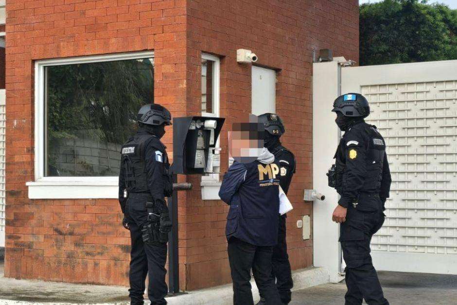 Agentes de la PNC y fiscales del Ministerio Público investigando un secuestro en Villa Canales