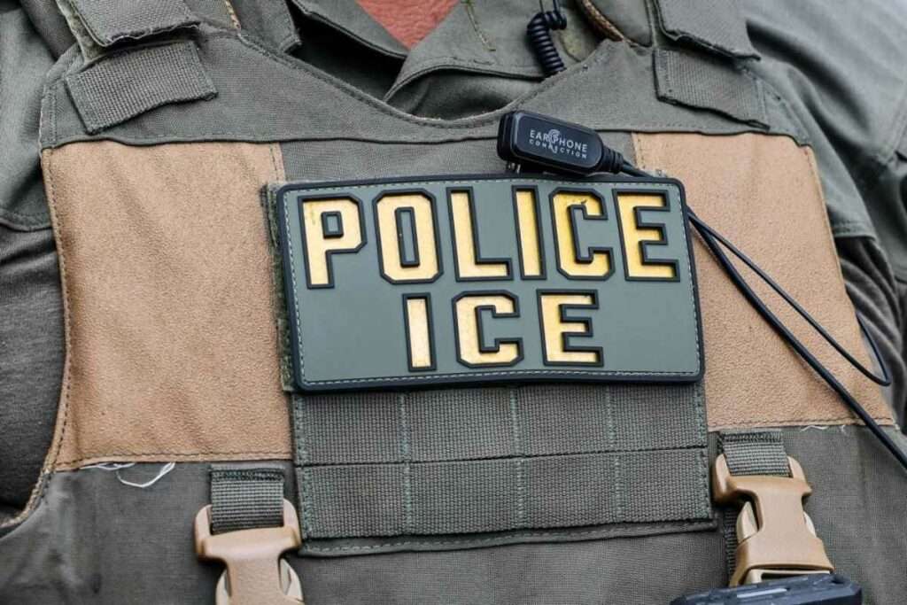 ICE mata a inmigrante en Chicago tras intento de evasión; comunidad exige transparencia 1 chaleco antibalas de las fuerzas de migración ICE