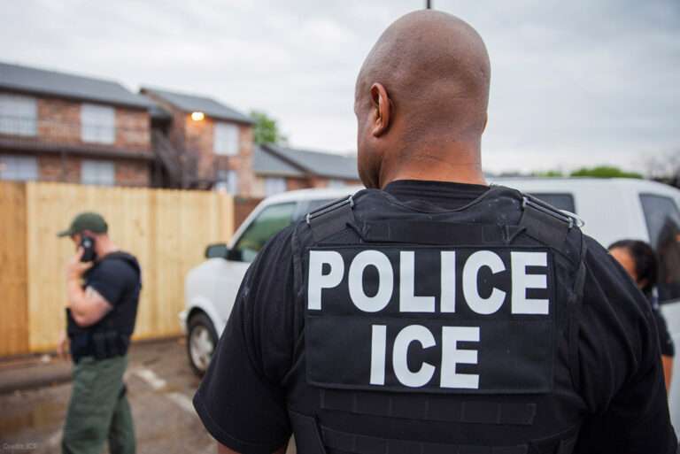 ICE mata a inmigrante en Chicago tras intento de evasión; comunidad exige transparencia 2 ICE El viernes 12 de septiembre de 2025, en el suburbio de Franklin Park, al noroeste de Chicago, un agente del Servicio de Inmigración y Control de Aduanas de EE. UU. (ICE) disparó y mató a Silverio Villegas-González, un inmigrante indocumentado de origen hispano, durante un operativo de detención que terminó en tragedia. El Departamento de Seguridad Nacional (DHS) informó que Villegas-González intentó resistirse al arresto conduciendo su vehículo contra los agentes y arrastrando a uno de ellos, lo que desencadenó el uso letal de la fuerza.