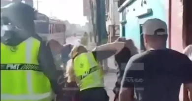 Agente de la PMT siendo golpeado por una señora