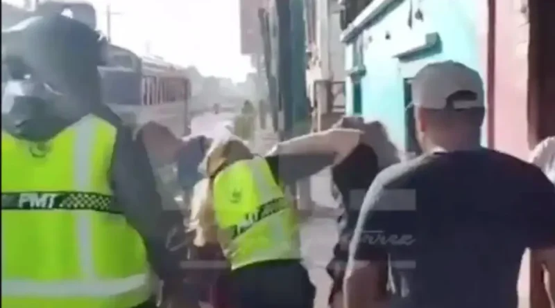Agente de la PMT siendo golpeado por una señora