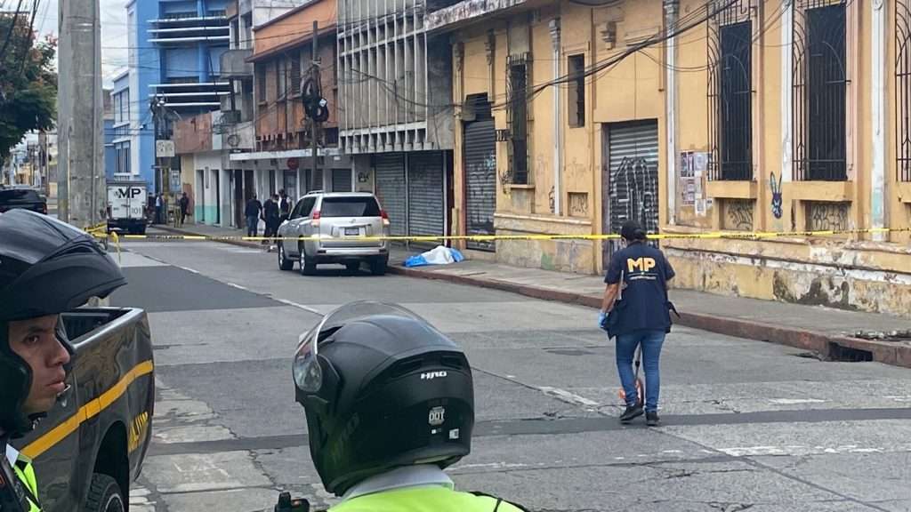 Asesinan a sangre fría al abogado Edwin Mayén en pleno corazón de la capital: la violencia golpea otra vez a Guatemala 1 escena del crimen donde asesinaron a Edwin Mayén