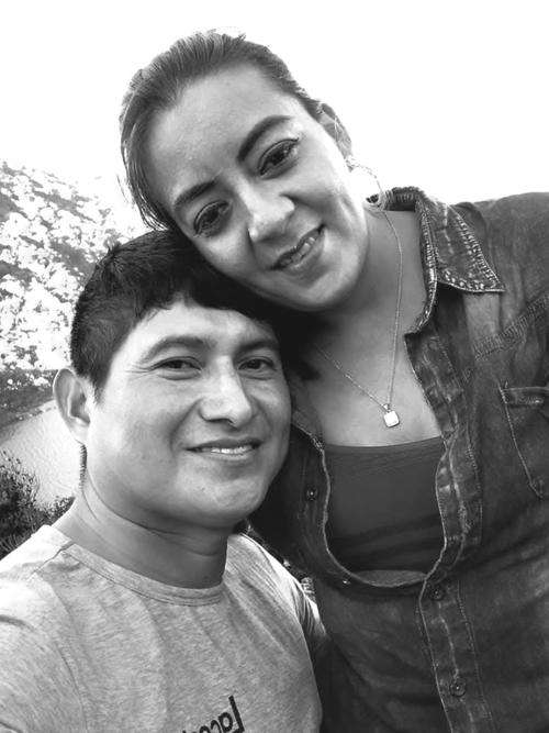 Emboscada mortal en Zacapa: pareja de docentes es asesinada cuando se dirigía a su escuela 2 Flor Pineda La tranquilidad de la comunidad educativa en Zacapa se quebró este miércoles 12 de noviembre tras una emboscada que cobró la vida de dos maestros, identificados como Flor Pineda y su esposo Edgar Castillo, ambos muy queridos por sus alumnos y colegas.