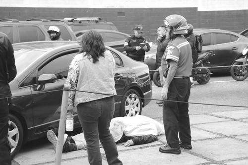 Conductor muere repentinamente en plena vía pública de la zona 9 capitalina 2 conductor muere 2 Un trágico incidente ocurrió la mañana del martes 11 de noviembre en la zona 9 de la Ciudad de Guatemala, cuando un hombre de 55 años falleció de forma repentina mientras conducía su vehículo.
