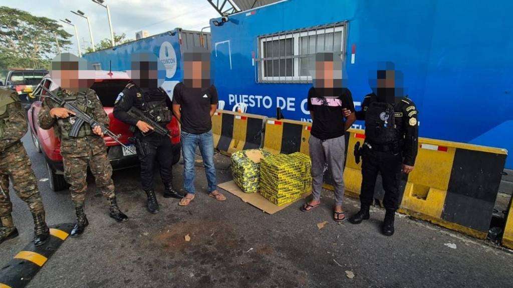 decomiso en Escuintla Un operativo de rutina en Escuintla terminó convirtiéndose en un importante golpe al narcotráfico. El Ministerio Público (MP) y la Policía Nacional Civil (PNC) confirmaron el decomiso de 39 kilos de marihuana que eran transportados en un vehículo que simulaba llevar cajas repletas de plátanos. La clave para el hallazgo fue la intervención de Berta, una agente canina K-9 entrenada para la detección de drogas.