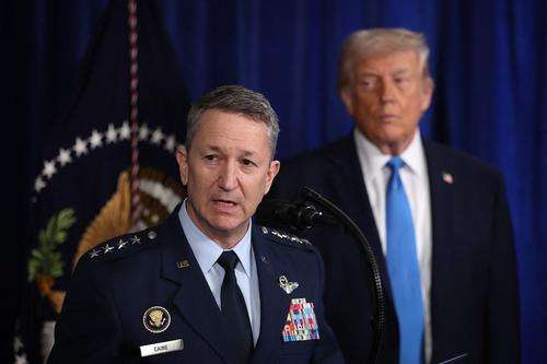 nicolas maduro venezuela estados unidos captura operacion militar 02 La captura de Nicolás Maduro no fue producto del azar, sino de una coreografía militar perfecta que comenzó en la oscuridad total. Tras el operativo que sacudió a Caracas esta madrugada, el presidente Donald Trump y altos mandos militares han comenzado a desgranar la estrategia que permitió infiltrar el corazón del chavismo sin ser detectados.