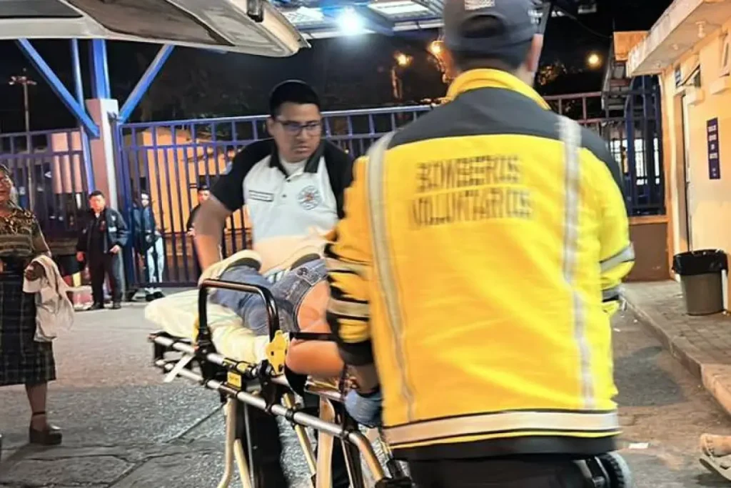 incidente violento Lo que debía ser una noche de celebración y tradición en el municipio de Mixco, terminó en una escena de angustia y sangre. En pleno cierre de las festividades patronales, una adolescente de 17 años fue víctima de un violento ataque con arma blanca mientras participaba en un convite en la colonia La Comunidad, zona 10.
