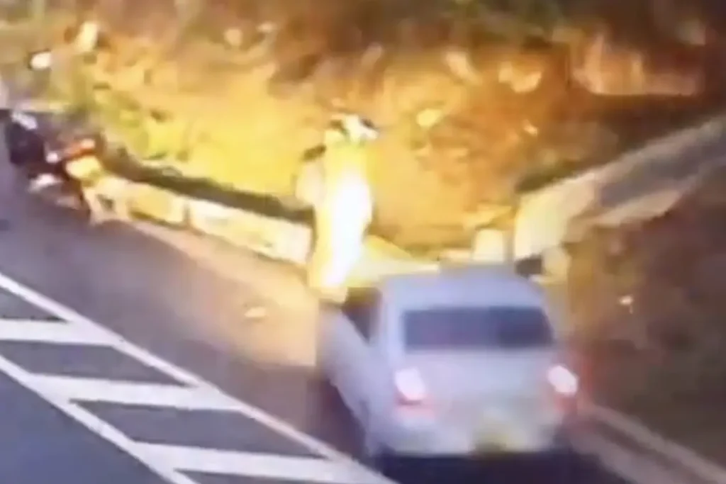 VIDEO | Motorista salva su vida de milagro mientras se detenía a orinar en la carretera 1 motorista El incidente, captado por cámaras de seguridad el pasado 26 de marzo, muestra al motorista deteniéndose a un costado de la vía, cerca de una curva pronunciada. Apenas instantes después de que el hombre descendiera de su vehículo y se ubicara junto a la vegetación, un automóvil que circulaba a alta velocidad perdió el control por completo.