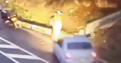 motorista El incidente, captado por cámaras de seguridad el pasado 26 de marzo, muestra al motorista deteniéndose a un costado de la vía, cerca de una curva pronunciada. Apenas instantes después de que el hombre descendiera de su vehículo y se ubicara junto a la vegetación, un automóvil que circulaba a alta velocidad perdió el control por completo.