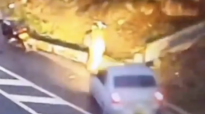 motorista El incidente, captado por cámaras de seguridad el pasado 26 de marzo, muestra al motorista deteniéndose a un costado de la vía, cerca de una curva pronunciada. Apenas instantes después de que el hombre descendiera de su vehículo y se ubicara junto a la vegetación, un automóvil que circulaba a alta velocidad perdió el control por completo.