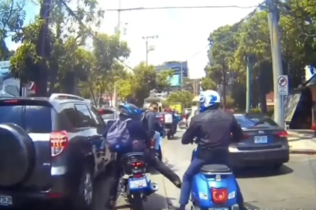 VIDEO: "Pelea sobre ruedas" en plena Diagonal 6 de la zona 10 indigna a conductores 1 motoristas El estrés del tráfico en la Ciudad de Guatemala alcanzó un nuevo nivel de intolerancia la tarde del pasado miércoles 18 de marzo. Un video captado por un automovilista se volvió tendencia al mostrar una insólita pelea entre dos motoristas que, sin bajarse de sus vehículos, se agredieron física y verbalmente mientras circulaban entre los carriles de la Diagonal 6, zona 10.