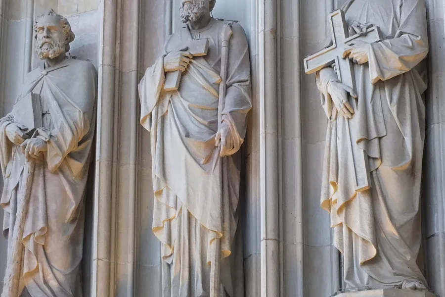 Los enigmas ocultos de los Doce Apóstoles: Tumbas secretas, reliquias y el gran misterio de Judas 2 Enigmas de los hombres que acompanaron a Jesus 2 La historia de los doce hombres que acompañaron a Jesucristo sigue cautivando a la humanidad, pero muchos de los hechos que rodearon sus vidas permanecen envueltos en el misterio. Más allá de su papel como pilares del cristianismo, fueron figuras con historias humanas y complejas que la arqueología y la historia continúan desentrañando.