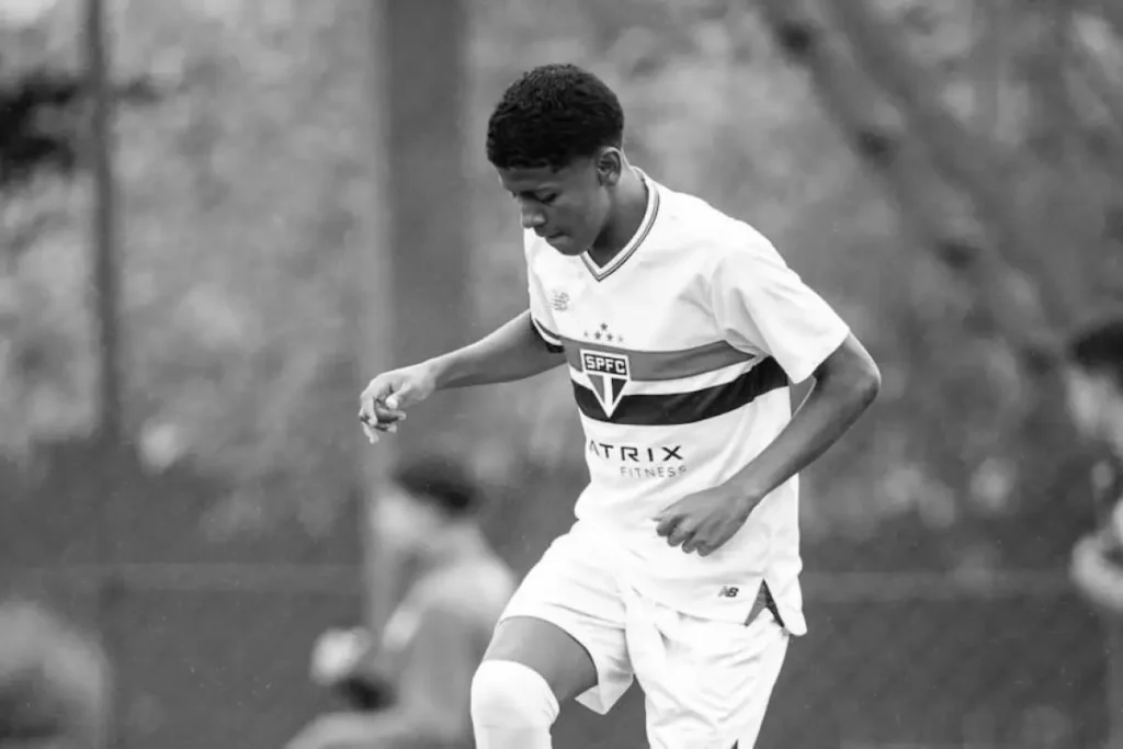 Muere a los 15 años promesa del futbol brasileño tras recibir un disparo durante un partido 1 Joven promesa Micael Leandro da Silva, exjugador de las categorías inferiores del São Paulo FC, fue víctima de un ataque armado mientras disputaba un encuentro amistoso en Maceió, Brasil.