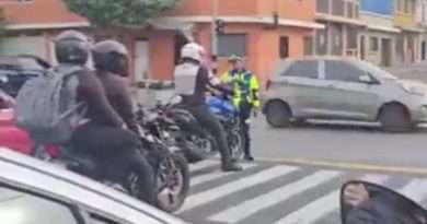 Video Un motorista fue captado en video mientras invadía un paso peatonal en rojo y agredía con su motocicleta a una agente de la Policía Municipal de Tránsito (PMT) en la ciudad de Guatemala. Las autoridades de tránsito ya presentaron las denuncias correspondientes en contra del conductor.