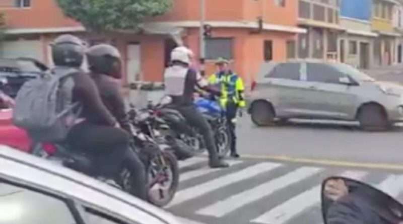 Video Un motorista fue captado en video mientras invadía un paso peatonal en rojo y agredía con su motocicleta a una agente de la Policía Municipal de Tránsito (PMT) en la ciudad de Guatemala. Las autoridades de tránsito ya presentaron las denuncias correspondientes en contra del conductor.