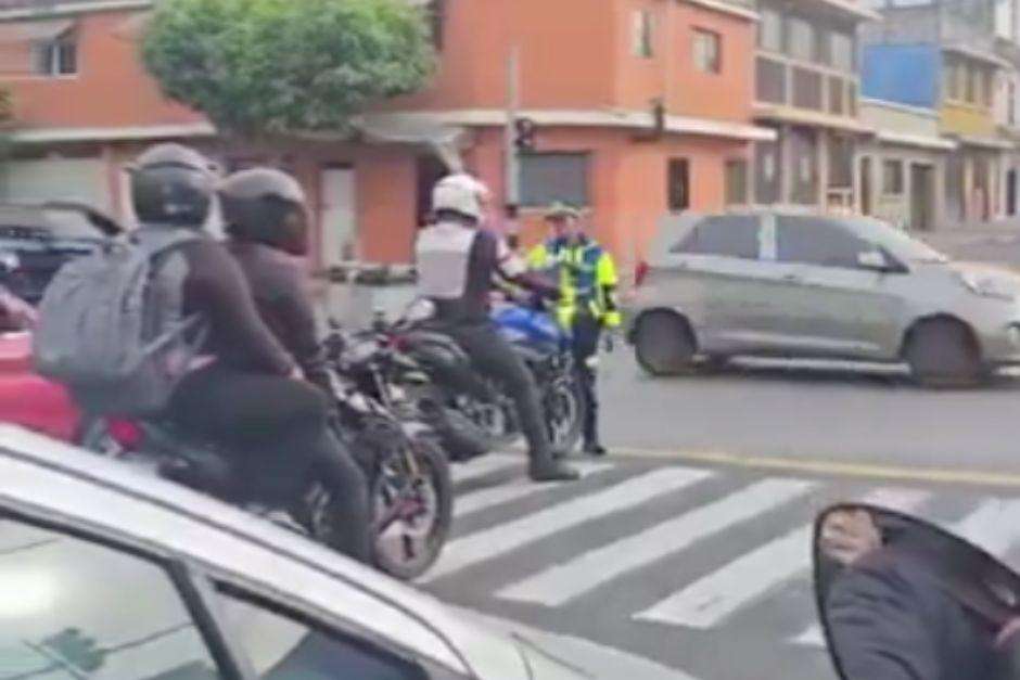 Video Un motorista fue captado en video mientras invadía un paso peatonal en rojo y agredía con su motocicleta a una agente de la Policía Municipal de Tránsito (PMT) en la ciudad de Guatemala. Las autoridades de tránsito ya presentaron las denuncias correspondientes en contra del conductor.
