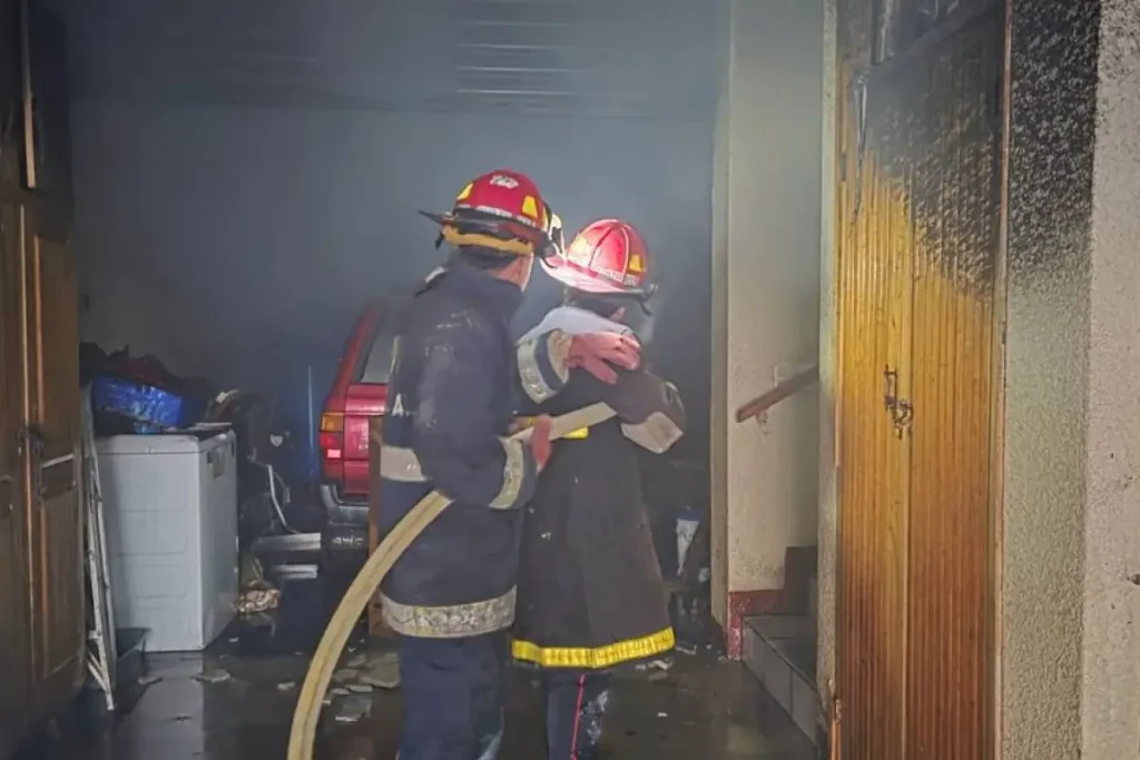 Bomberos rescatan a seis personas atrapadas tras incendio en una vivienda de Coatepeque 1 incendio quetzaltenango Un incendio estructural registrado en una vivienda de la Lotificación Las Conchitas, zona 2 de Coatepeque, Quetzaltenango, terminó con un final afortunado luego de que los cuerpos de socorro lograran rescatar con vida a seis integrantes de una misma familia que habían quedado atrapados en el segundo nivel del inmueble.